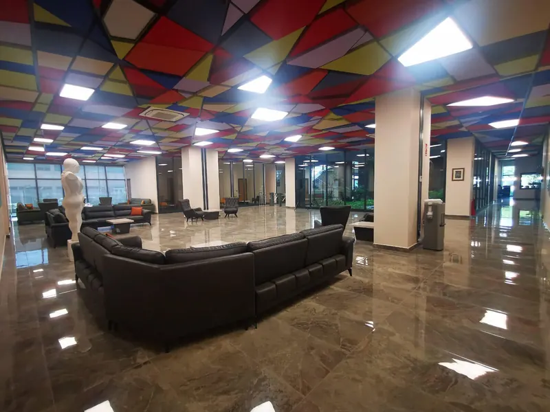 Lobi: Görüşme ve dinlenme alanı